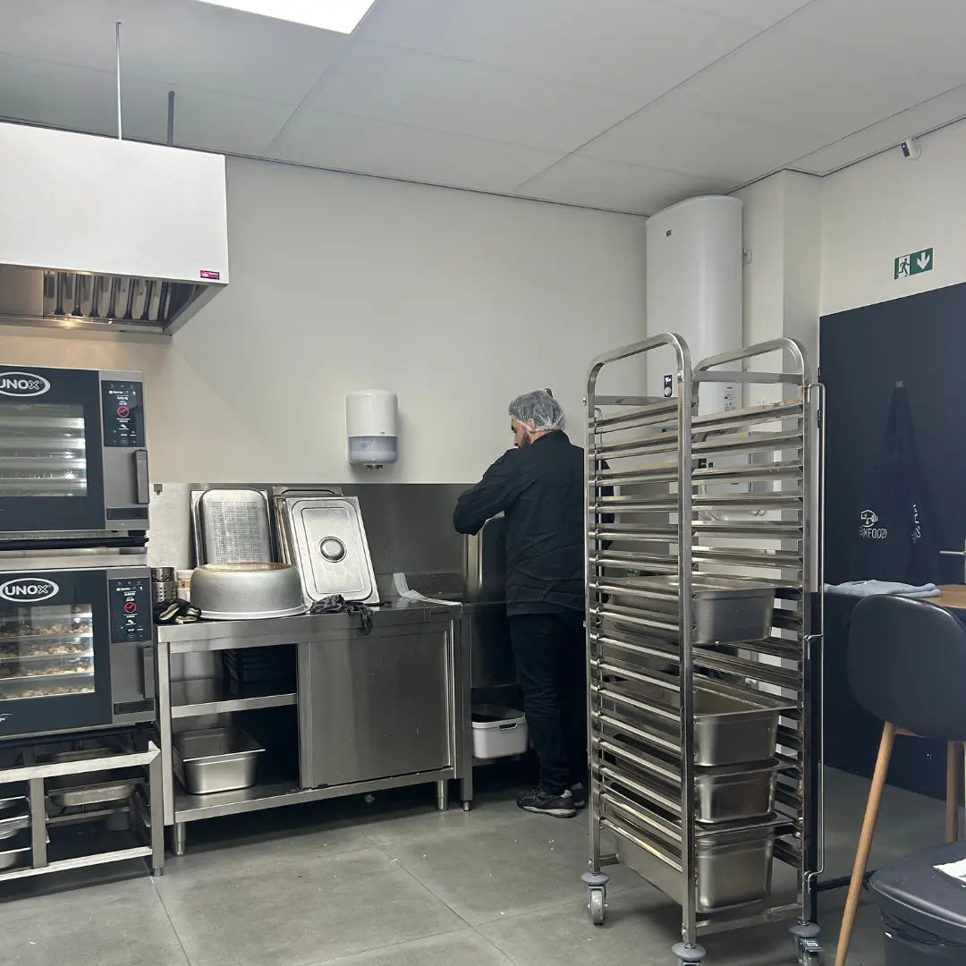 Het keukenteam van The Goody Foody aan het werk